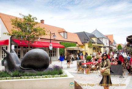 Cafes, shops and Oscar l'Escargot at La Vallée Village